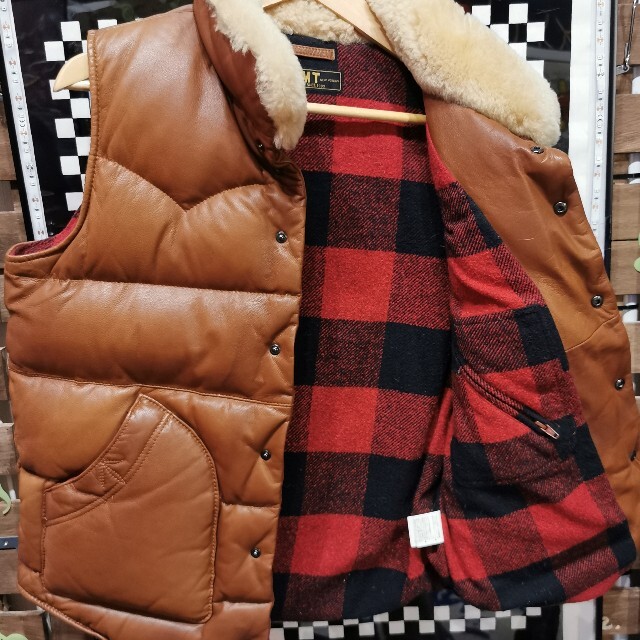 Rocky Mountain Featherbed(ロッキーマウンテンフェザーベッド)の★70%オフ★TMT ゴートレザー　ダウンベスト　Mサイズ メンズのジャケット/アウター(ダウンベスト)の商品写真