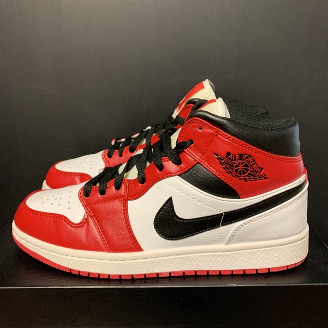 NIKE(ナイキ)の日本未発売　NIKE AIR JORDAN  1 MID CHICAGO メンズの靴/シューズ(スニーカー)の商品写真