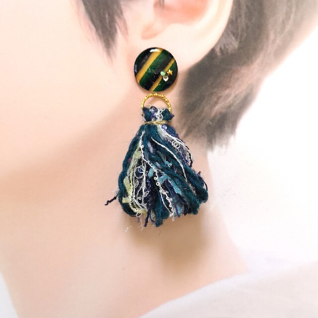 【sale】2way*ブルーとネイビーのカラフルなタッセルのピアス/イヤリング ハンドメイドのアクセサリー(ピアス)の商品写真