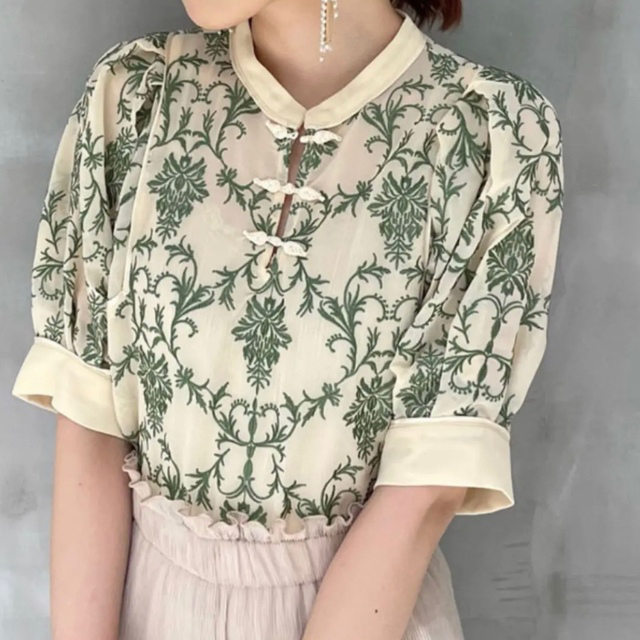 Lily Brown オリエンタル刺繍チャイナトップス | フリマアプリ ラクマ