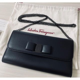 サルヴァトーレフェラガモ(Salvatore Ferragamo)のサルヴァトーレフェラガモ ショルダー ミニバッグ ブラック 黒 リボン チェーン(ショルダーバッグ)