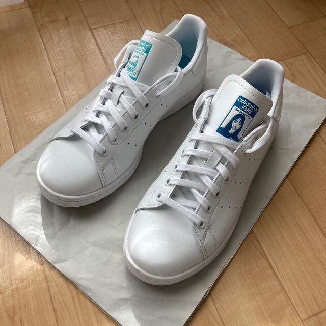 adidas(アディダス)のadidas × KYNE STAN SMITH キネ スタンスミス25.5cm レディースの靴/シューズ(スニーカー)の商品写真