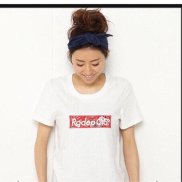 RODEO CROWNS WIDE BOWL(ロデオクラウンズワイドボウル)の《新品・未使用》RCWB☆バンダナ柄ボックスロゴTシャツ レディースのトップス(Tシャツ(半袖/袖なし))の商品写真