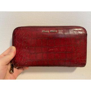 ミュウミュウ(miumiu)の miumiu 長財布 ラウンドファスナー  レザー レッド 赤 レディース (財布)