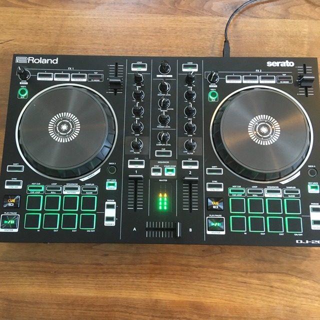 Roland(ローランド)のSugar様専用出品 Roland DJ-202 Serato DJコントローラ 楽器のDJ機器(DJミキサー)の商品写真