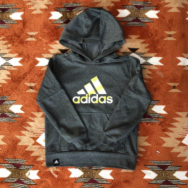 adidas(アディダス)のadidas パーカー　130 キッズ/ベビー/マタニティのキッズ服男の子用(90cm~)(Tシャツ/カットソー)の商品写真