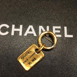 シャネル(CHANEL)の［正規品］ CHANEL ヴィンテージ　ロゴブローチ　ゴールド系(ブローチ/コサージュ)