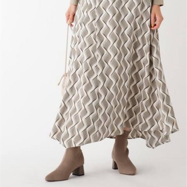 OPAQUE.CLIP(オペークドットクリップ)のシックサテンプリント フレアスカート　ホワイト レディースのスカート(ロングスカート)の商品写真