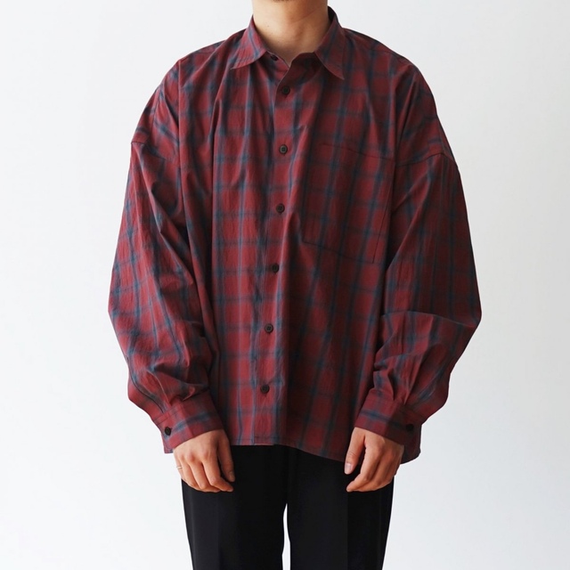 COMOLI(コモリ)のwhowhat | 5X SHIRT (RED×GRAY) メンズのトップス(シャツ)の商品写真