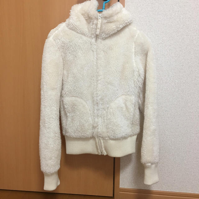 UNIQLO(ユニクロ)のふわもこ アウター 白 レディースのジャケット/アウター(毛皮/ファーコート)の商品写真