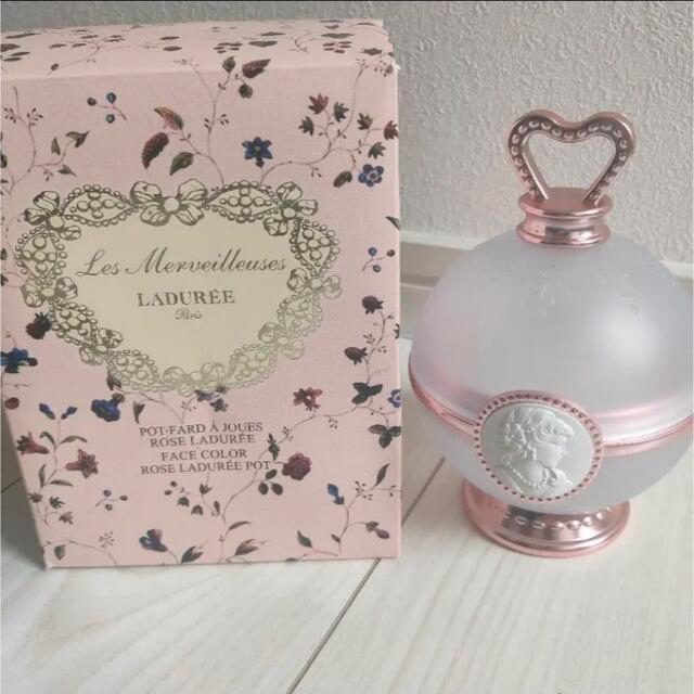 Les Merveilleuses LADUREE(レメルヴェイユーズラデュレ)のラデュレ ポット シャンパンピンク チークブラシ 2点セット♥ コスメ/美容のメイク道具/ケアグッズ(チーク/フェイスブラシ)の商品写真