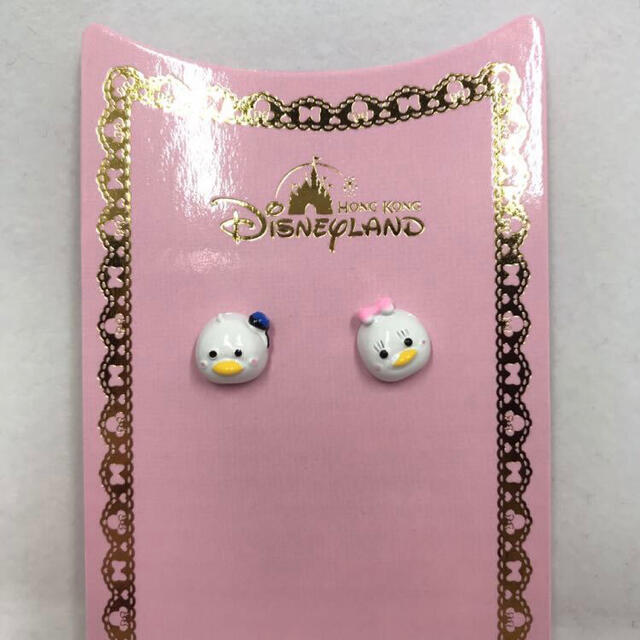 Disney(ディズニー)のドナルド&デイジー【Disney】ピアス 香港ディズニーランド ツムツム HKD レディースのアクセサリー(ピアス)の商品写真