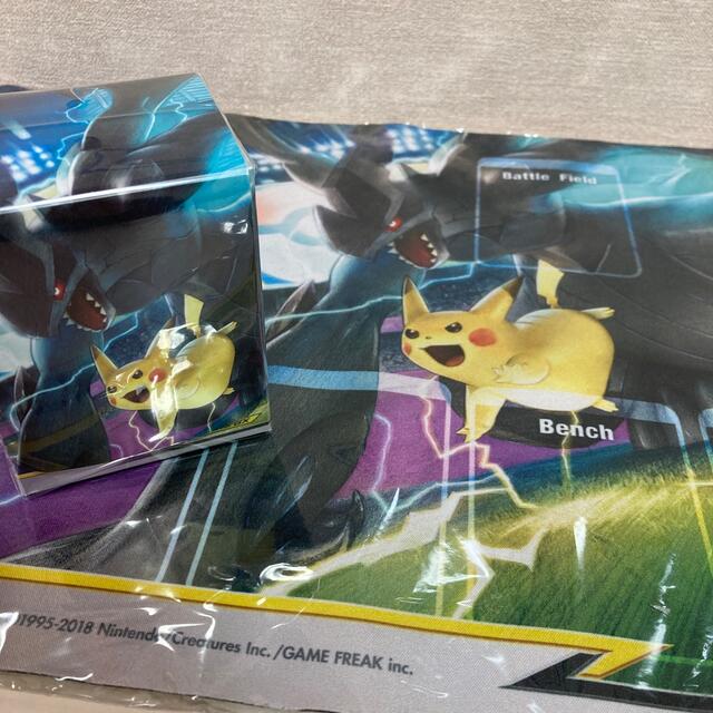 ポケモン - ピカチュウ&ゼクロム プレイマット+デッキケース ポケモン - ピカチュウ&ゼクロム プレイマット+デッキケース