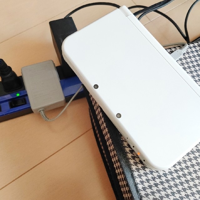 ニンテンドー3DS(ニンテンドー3DS)の3DS 充電器 純正品 スマホ/家電/カメラのスマートフォン/携帯電話(バッテリー/充電器)の商品写真