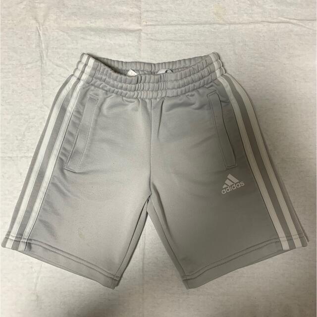 adidas(アディダス)の130cm adidas 短パン　グレー キッズ/ベビー/マタニティのキッズ服男の子用(90cm~)(パンツ/スパッツ)の商品写真