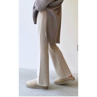 アパルトモンドゥーズィエムクラス(L'Appartement DEUXIEME CLASSE)のFlare Knit Pants ベージュ36(カジュアルパンツ)