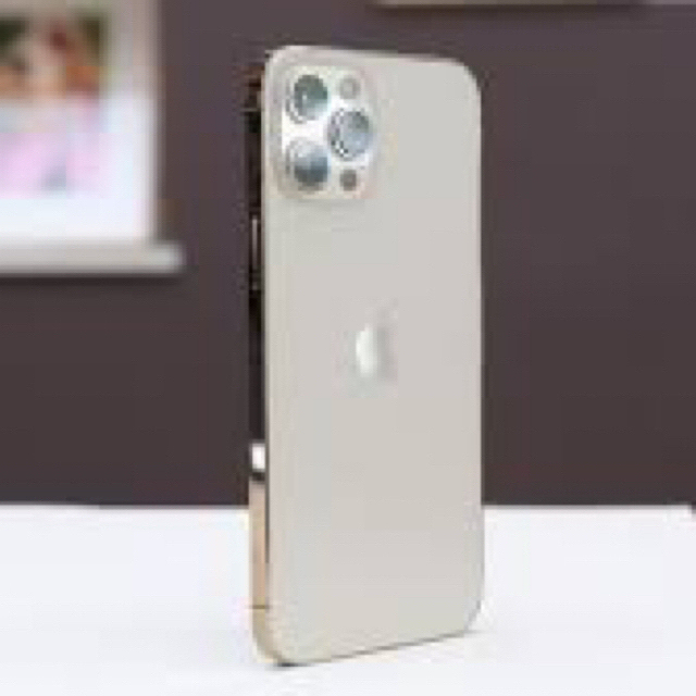 超美品⭐︎香港版iPhone12 Pro 256GBゴールド SIMフリー海外版 スマホ/家電/カメラのスマートフォン/携帯電話(スマートフォン本体)の商品写真