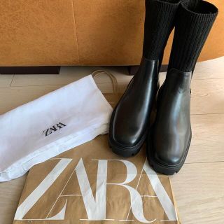 ザラ(ZARA)のタグ付き新品 今季ZARAトラックソール付きソックススタイルブーツ(ブーツ)