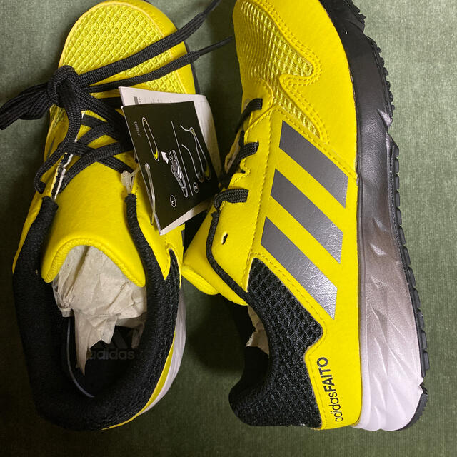 adidas スニーカー　20.5センチ キッズ/ベビー/マタニティのキッズ靴/シューズ(15cm~)(スニーカー)の商品写真