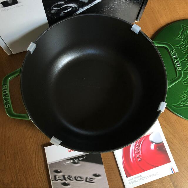 STAUB(ストウブ)の新品Staub ストウブ　クリスマスツリーココット　バジルグリーン　スノー インテリア/住まい/日用品のキッチン/食器(鍋/フライパン)の商品写真