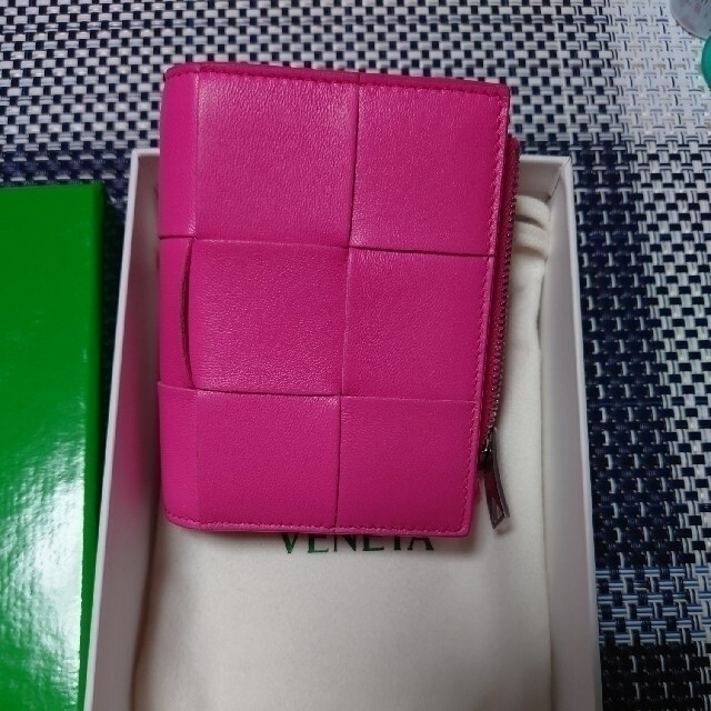 Bottega Veneta(ボッテガヴェネタ)の本日限定お値下げ！【12回使用】ボッテガヴェネタ　2つ折りファスナーウォレット レディースのファッション小物(財布)の商品写真