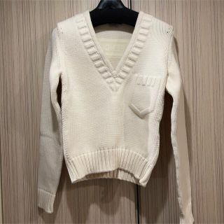 フェンディ(FENDI)の【本日まで】FENDI Vネック白ニット（20SS）(ニット/セーター)