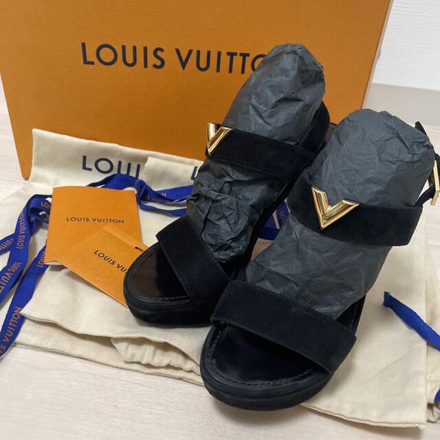 名入れ無料】 LOUIS VUITTON - ✿LOUISVUITTONアンクルストラップVロゴ 海外通販 ❤️ルイ・ヴィトン❤️ アンクルストラップサンダル 35 サンダル