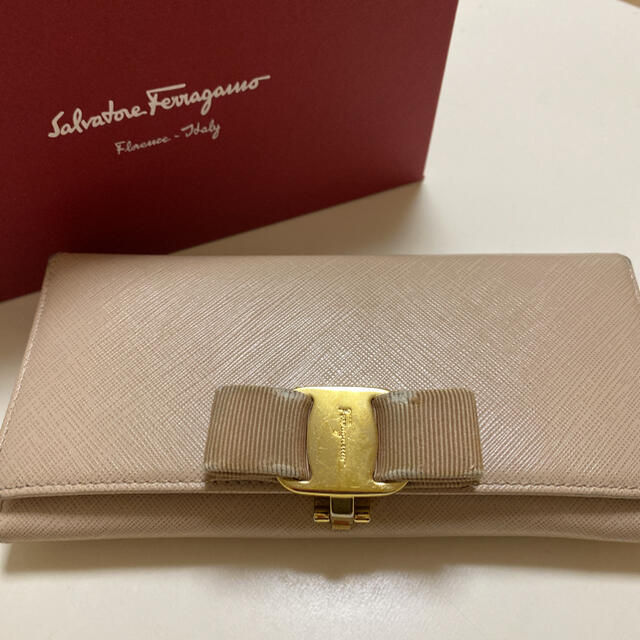 Salvatore Ferragamo(サルヴァトーレフェラガモ)のフェラガモ　長財布　ベージュ レディースのファッション小物(財布)の商品写真