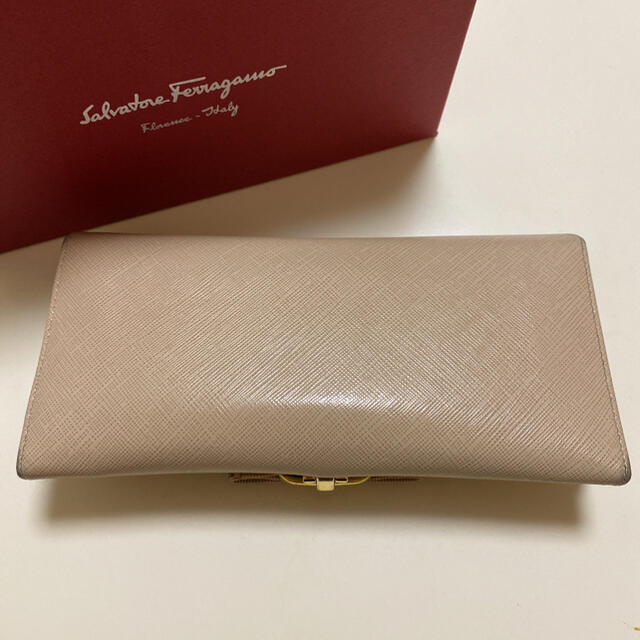 Salvatore Ferragamo(サルヴァトーレフェラガモ)のフェラガモ　長財布　ベージュ レディースのファッション小物(財布)の商品写真