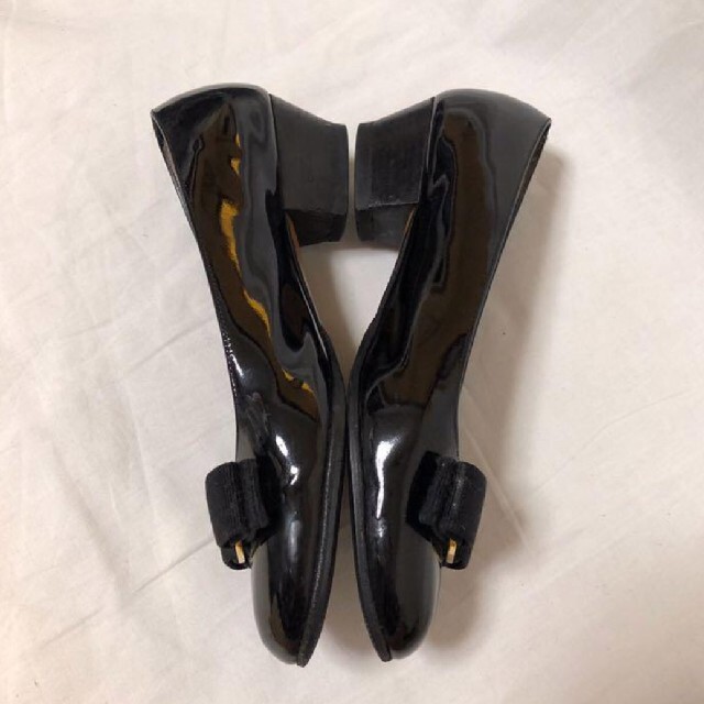 Salvatore Ferragamo(サルヴァトーレフェラガモ)のFerragamo フェラガモ パンプス エナメル リボン ゴールド 黒 レディースの靴/シューズ(ハイヒール/パンプス)の商品写真