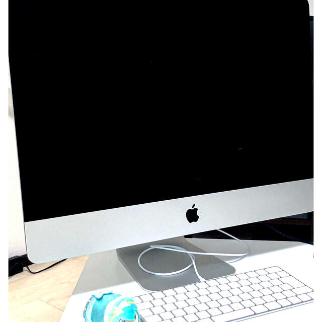 Apple(アップル)のiMac 21.5インチ4K(2017) 32GB,1TBFusionDrive スマホ/家電/カメラのPC/タブレット(デスクトップ型PC)の商品写真