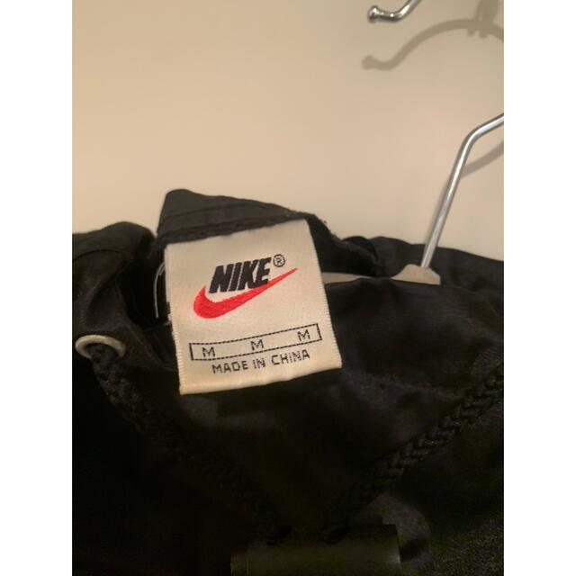NIKE(ナイキ)のナイキ　プルオーバー　Mサイズ　ブラック メンズのジャケット/アウター(ナイロンジャケット)の商品写真
