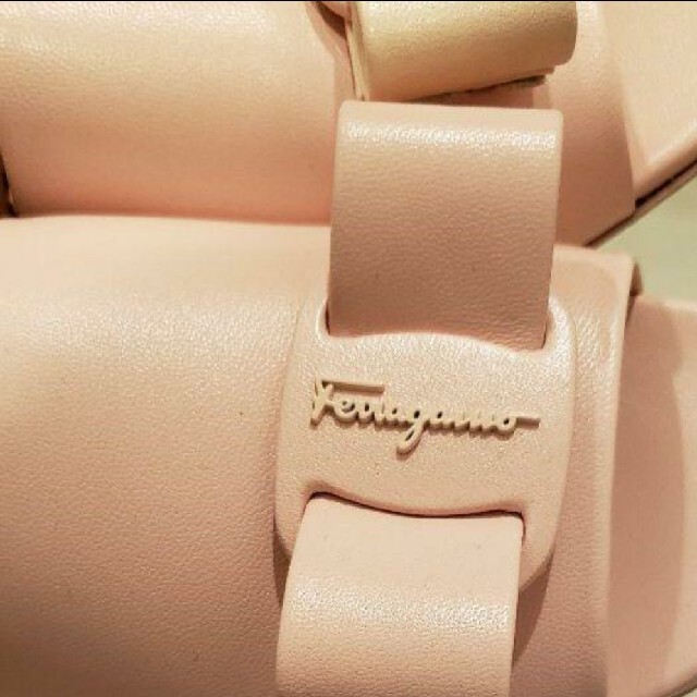 Salvatore Ferragamo(サルヴァトーレフェラガモ)の専用出品中　美品　フェラガモ　サンダル　ベビーピンク　5サイズ レディースの靴/シューズ(サンダル)の商品写真