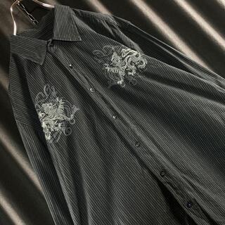 【オススメ】刺繍デザイン　バックプリント　ピンストライプシャツ(シャツ)