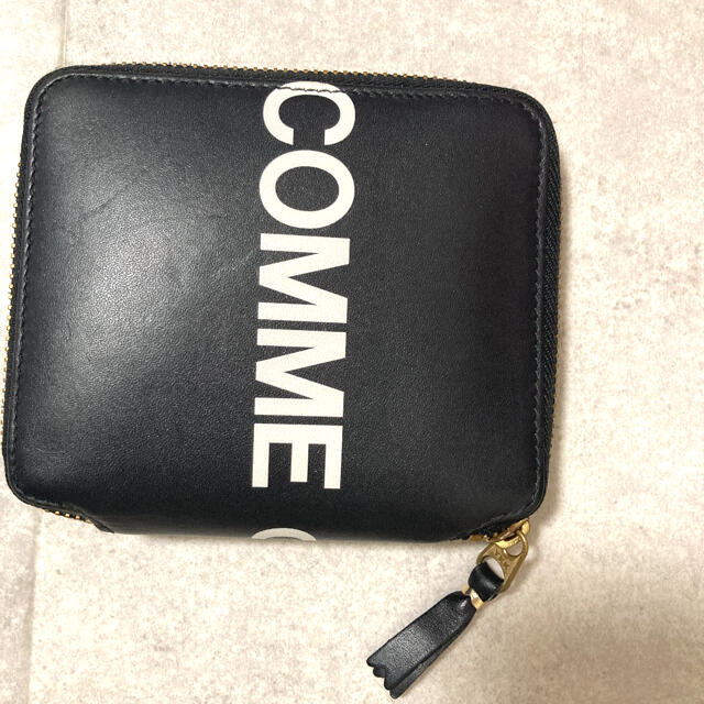 ブラック実寸サイズCOMME des GARCONS「Huge Logo」 二つ折りZIP財布