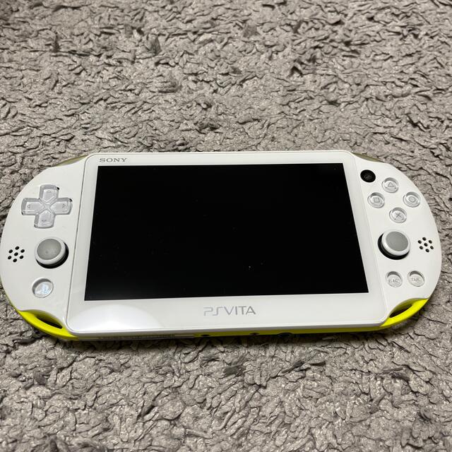 PlayStation Vita(プレイステーションヴィータ)のPSVITA 本体 PCH-2000 ライムグリーン エンタメ/ホビーのゲームソフト/ゲーム機本体(携帯用ゲーム機本体)の商品写真