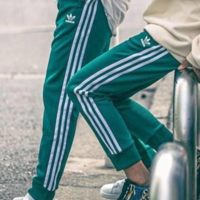 adidas(アディダス)のアディダス　オリジナルス  トラックパンツ メンズのトップス(ジャージ)の商品写真