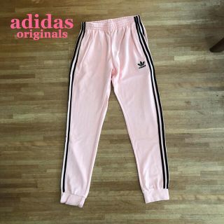 adidas トラックパンツ フレア グレー ピンク