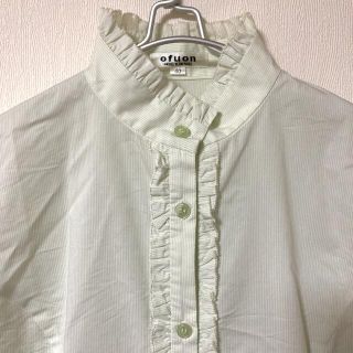 オフオン(OFUON)の薄グリーンの細かめストライプのスリルネックブラウス(シャツ/ブラウス(長袖/七分))