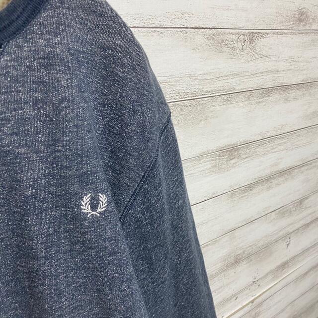 FRED PERRY(フレッドペリー)の【希少アイテム】フレッドペリー☆刺繍ワンポイントロゴ前Vスウェット入手困難 メンズのトップス(スウェット)の商品写真