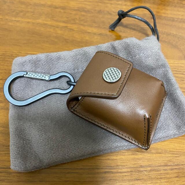 Bottega Veneta(ボッテガヴェネタ)のボッテガヴェネタ　AirPods ケース　茶色　レザー スマホ/家電/カメラのオーディオ機器(ヘッドフォン/イヤフォン)の商品写真