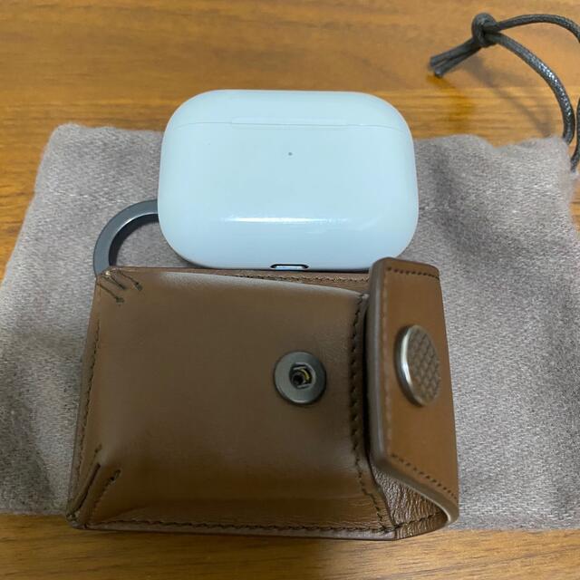 Bottega Veneta(ボッテガヴェネタ)のボッテガヴェネタ　AirPods ケース　茶色　レザー スマホ/家電/カメラのオーディオ機器(ヘッドフォン/イヤフォン)の商品写真