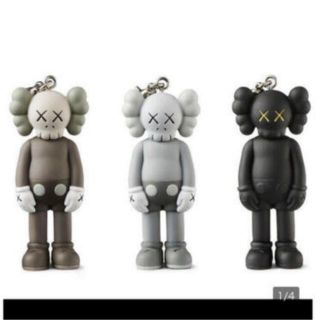 メディコムトイ(MEDICOM TOY)のKAWS TOKYO FIRST KEYHOLDER 3点セットキーホルダー(キャラクターグッズ)