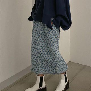 ルシェルブルー(LE CIEL BLEU)のIRENE 20aw Flower×denim frame skirt (ひざ丈スカート)