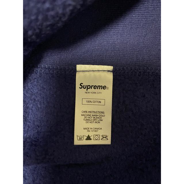 Supreme(シュプリーム)のKAWS chalk logo hooded sweatshirt Navy メンズのトップス(パーカー)の商品写真