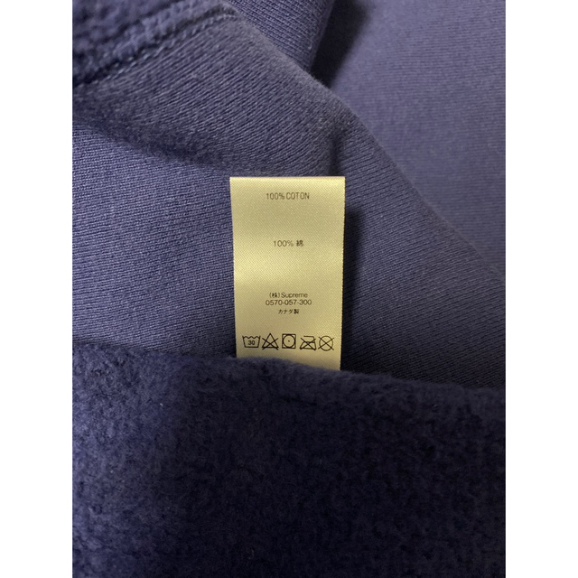 Supreme(シュプリーム)のKAWS chalk logo hooded sweatshirt Navy メンズのトップス(パーカー)の商品写真