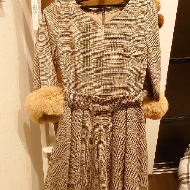 美品 ノエラ 袖ファー フィット&フレアワンピース