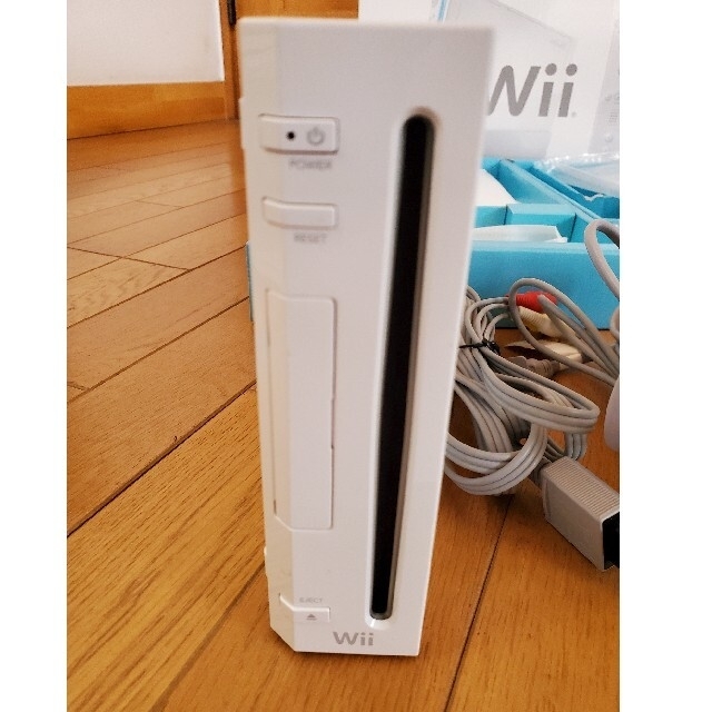 Wii(ウィー)の任天堂 Wii 本体 超美品 エンタメ/ホビーのゲームソフト/ゲーム機本体(家庭用ゲーム機本体)の商品写真