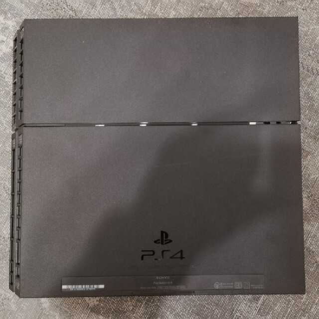 PS4 本体とコントローラ二つ
