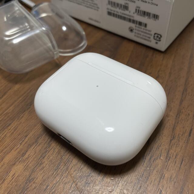 Apple(アップル)のアップル AirPods 第3世代 MME73J/A スマホ/家電/カメラのオーディオ機器(ヘッドフォン/イヤフォン)の商品写真